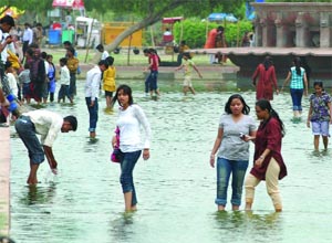 Visitors enjoy themselves in the cool weather at the India Gate in New Delhi on Sunday.