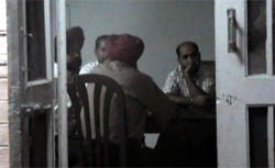 Drug inspector Balram Luthra and witnesses of the Vigilance Bureau at a clandestine meeting