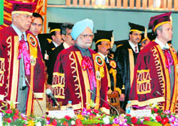 Governor NN Vohra, Prime Minister Manmohan Singh and Chief Minister Omar Abdullah at the 5th annual convocation of 