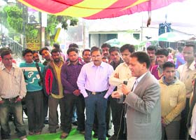 Palika chief OP Uniyal informs agitating employees about the resolution of the dispute in Mussoorie