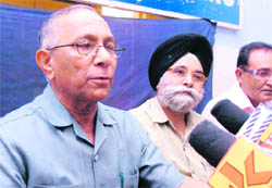 V.S. Kokje, a former Governor of Himachal Pradesh, addresses mediapersons in Jammu on Tuesday.