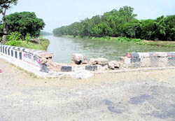 Broken mounds on the Gurthali bridge at Doraha