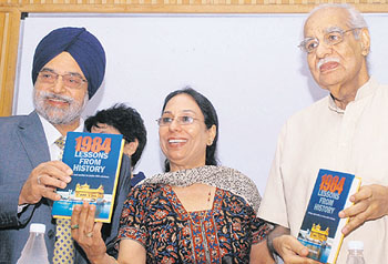 Justice RS Sodhi along with noted journalist Kuldip Nayar at the launch of Harminder Kaurs book 1984: Lessons from history, in New Delhi on Tuesday.