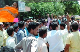 People protest outside Lal Bahadur Shastri Hospital in Mayur Vihar where a patient (inset) has accused the hospital of removing her kidney during a C-section operation, on Wednesday