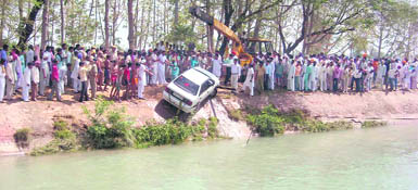Rescuers take out the car that slipped into the Bhakra Main Canal killing three persons near Bhunderwas in Fatehabad on Wednesday.