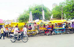 Memorial of Squadron Leader Mahesh Gulati surrounded by vendors in Kaithal.