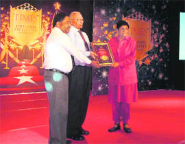 GK Sethi and DP Gupta, MD and principal, respectively, of the Haryana College of Technology and Management( HCTM), Kaithal, receive the best college award from former IPS officer Kiran Bedi at a function in Gurgaon.
