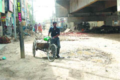 An incomplete railway overbridge poses a great inconvenience to daily commuters in the Islamabad area of Ward 53 in Amritsar