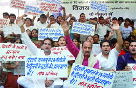BJP leader Vijay Goel along wih students protests in New Delhi on Friday.