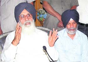 Chief Minister Parkash Singh Badal interacts with newspersons in Rakhra village (Patiala)