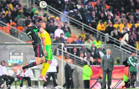 Mexicos defender Francisco Rodriguez (L) fights for the ball with South Africas Katlego Mphela in Johannesburg
