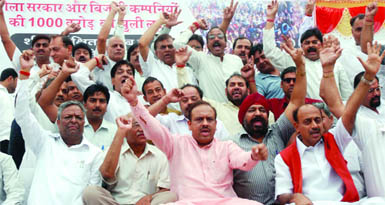 Delhi Pradesh BJP president Vijender Gupta along with party activists shouts slogans against the Sheila Dikshit government on the issue of reduction of power tariff in New Delhi on Monday.