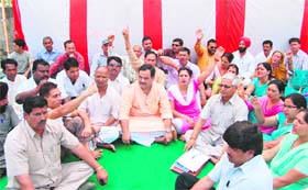 Pramukhs stage a dharna in Dehradun