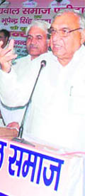 Chief Minister BS Hooda addresses Aggrawal community in Faridabad.