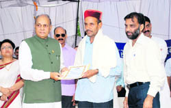 Chief Minister Prem Kumar Dhumal honours Hariman Sharma with Prerna Shrote award at a state-level function for his achievements in the field of agriculture and horticulture.
