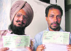 Sadhu Singh and Varinder Singh who were cheated by a conman posing to be a middleman of a bank.