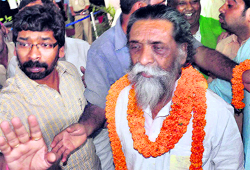 Former Jharkhand Chief Minister Shibu Soren along with his son Hemant Soren in Ranchi on Tuesday