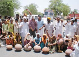 Residents of village Jaga Ram Tirath blocked the Talwandi Sabo-Delhi road at the village Jaga Ram in Bathinda