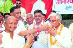 Uttarakhand BJP president Bishan Singh Chufal offers juice to a fasting block pramukh in Dehradun on Thursday.