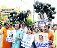 BJP activists raise slogans against former Union Carbide chairman Warren Anderson and ex-CM of MP Arjun Singh in Bhopal