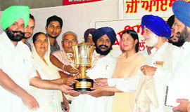 Mamta Sodha of Kaithal being honoured with the national hero award at Amloh. 