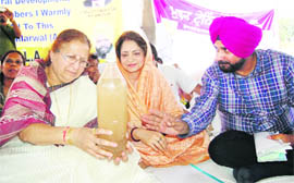 Navjot Singh Sidhu, MP, shows a bottle containing muddy water available to residents of a border village, Ballarwal, to Sumitra Mahajan, Chairperson, Parliamentary Standing Committee on Rural Development, on Thursday.