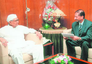 BBMB chairman AB Agrawal (R) at a meeting with Haryana Governor Jagannath Pahadia in Chandigarh on Thursday.
