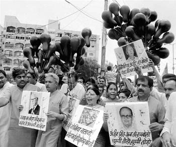 BJP activists protest with black balloons against the gas leakage verdict in Bhopal on Thursday. 