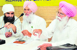 (Left to right) KVM activist Umender Dutt and BKU leaders BS Dakonda and Sukhdev Singh Kokrikalan at a press conference in Chandigarh