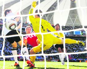 Milan Jovanovic (C) scores the winner past Germanys goalkeeper Manuel Neuer (R) in Port Elizabeth