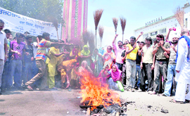 Members of the Mohalla Swachhkar Sangharsh Samiti hold a protest in Dehradun on Saturday