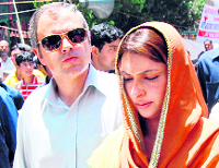 Chief Minister Omar Abdullah with his wife Payal Abdullah at the mela