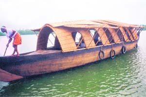 A Kettuvallam houseboat