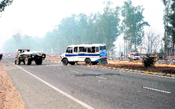 Traffic plys on an unauthorised cut on NH1. Photo by the writer