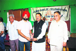 Sukhwinder Sodhi of the Chandigarh Press Club receives the trophy from Himachal Pradesh health minister Dr Rajiv Bindal at Shimla