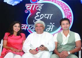 Poet and lyricist Javed Akhtar with TV actors Neha Sargam and Abhishek Tewari at a press conference to promote their forthcoming serial Chand Chhupa Badal Mein in New Delhi