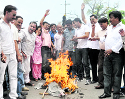 Members of the Congress burn an effigy of the Chief Minister in Dehradun on Monday