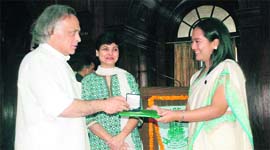 Union Minister Jairam Ramesh presents a certificate to a passing-out candidate at a convocation at the FRI, Dehradun, on Tuesday.
