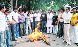 Youth Congress workers burn an effigy of the state government in Dehradun 
