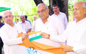 Haryana Chief Minister Bhupinder Singh Hooda (centre) welcomes Dr Kirpa Ram Punia (left) into the Congress fold in Chandigarh on Tuesday.