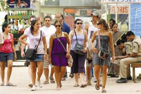 Delhi ki Garmi: Tourists, dressed in summer attires, walk through Janpath Market in New Delhi