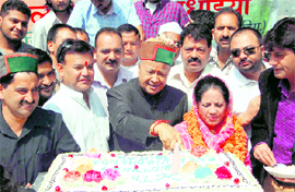 Senior Congress leader and Union Steel Minister Virbhadra Singh with wife Pratibha Singh celebrating his 76th birthday at Holy Lodge, his private residence, on Jakhu hills in Shimla on Wednesday