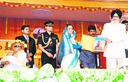 Tamil Nadu Governor Surjit Singh Barnala releases a souvenir along with President Pratibha Devisingh Patil, at the World Tamil Conference at Coimbatore 