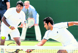 Indias Rohan Bopanna and Pakistans Aisam-Ul-Haq-Qureshi (R) play against Indias Somdev Devvarman and Filipino Treat Conrad-Huey during their men's doubles match in Wimbledon on Wednesday