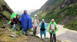 A WII team led by senior scientist VP Uniyal (in blue raincoat) in the Milam valley in Pitthoragarh district of Uttarakhand.
