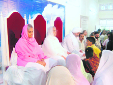 Baba Hardev Singh of Nirankari Mission blesses devotees 