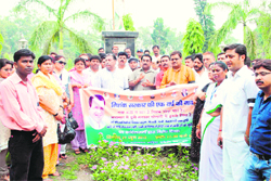 Congress workers protest at the Gandhi Park in Dehradun on Sunday.