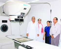 Chief Minister Bhupinder Singh Hooda along with Finance Minister Capt Ajay Singh Yadav; and (extreme right) chairman of the Meerpur Institute of Medical Sciences and Padma awardee Dr SS Yadav looks at an ultra-modern machine brought from Canada on Sunday.