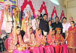 An uncomfortable moment was witnessed at a mass marriage ceremony when out of the five grooms one didn’t reach the venue on time