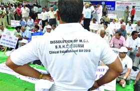 Members of the Indian Medical Association protest against the dissolution of MCI, Clinical Bill & BHRC programme, at Jantar Mantar in New Delhi